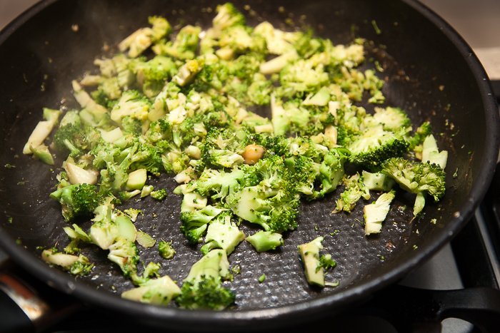 Finely cut broccoli fry in the remaining oil. 