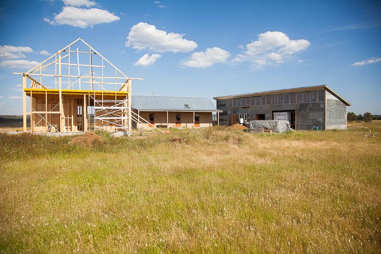 Eganstown/Daylesford, Victoria . The barn is positioned to the south and protects the light -earth construction of the accommodation building and main house.